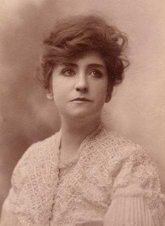 a good guess that she was an actress considering Sarony’s history of photographing